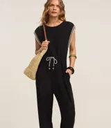 Mono largo de viscosa color negro, con cuello redondo, sisas anchas con detalle de punto y lazo en la cintura.