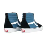 Championes Vans modelo Sk8-Hi de caña alta, con diseño bicolor en azul y negro, suela de goma blanca y cordones al tono.