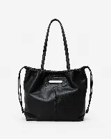 Cartera tipo tote de cuero color marrón, con diseño fruncido en la parte superior y abertura central para llevar en la mano. Presenta una silueta flexible y espaciosa.
