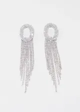 Par de aros colgantes plateados con forma ovalada y flecos de strass.