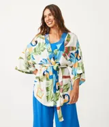 Kimono de viscosa con estampado tropical de guacamayos y follaje. Presenta mangas anchas, abertura frontal completa y lazo ajustable en la cintura.