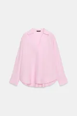 Blusa de mezcla de viscosa y lino color rosado, de corte amplio, con cuello solapa, escote en V y mangas largas.