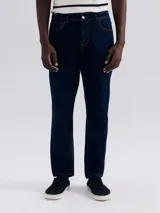 Pantalón de jean de corte slim, color azul oscuro, con elastano. Diseño clásico con bolsillos delanteros y traseros.