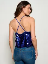 Top corto de tirantes finos completamente cubierto de lentejuelas circulares de color azul intenso. Presenta un escote recto y un diseño holgado.