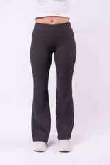 Pantalón oxford color marrón oscuro, con textura de punto y aberturas laterales en el bajo.