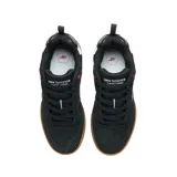 Championes New Balance modelo 808, color negro con detalles en blanco y suela color caramelo.