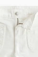 Short de denim de algodón levemente elástico, modelo de tiro alto con cierre y botón, bolsillos delanteros de parche con ribete y bolsillos traseros abiertos.