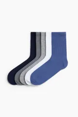 Pack de cinco pares de medias deportivas acanaladas en colores azul, gris oscuro, gris claro, blanco y azul. Confeccionadas con tejido funcional DryMove™ que ayuda a absorber el sudor y mantener los pies frescos. Cuentan con talón y punta reforzados y borde superior elástico.