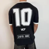 Remera de tejido de punto color negro con detalles en blanco en cuello y mangas. Presenta un diseño gráfico en la espalda que incluye el número 10, las siglas VCP y un recuadro con la inscripción 2015-infinito.