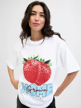 Remera de cuello redondo y mangas cortas, con calce holgado y confeccionada en algodón. Presenta una estampa frontal con diseño de frutillas y la frase 'Home Grown - You are my jam'.