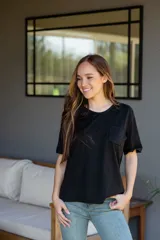 Remera básica de algodón color azul, con escote redondo, manga corta y bolsillo en el pecho.