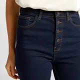 Pantalón de jean skinny azul oscuro, de tiro alto con cierre de botones.