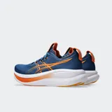 Championes de running Asics modelo Gel Nimbus 28, color negro. Presentan una entresuela con tecnología FF BLAST PLUS y PureGEL para una amortiguación superior, con capellada de tejido de punto técnico.