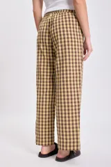 Pantalón de corte recto y tiro medio con estampado de cuadros vichy en tonos verde y beige. Cuenta con bolsillos laterales y cierre frontal.
