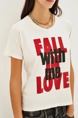 Remera de algodón color blanco con estampa frontal tipográfica en tonos rojo y negro.