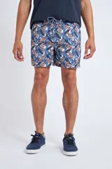 Short de baño con cintura elástica y cordón ajustable, confeccionado en tela ligera de secado rápido. Presenta un estampado botánico integral en tonos amarillos, blancos y azules, con dos bolsillos delanteros y uno posterior.