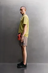 Camiseta técnica regular fit de Zara Athleticz, color verde militar con diseño de rayas sutiles, cuello redondo y manga corta. Confeccionada en tejido ligero, elástico y de secado rápido con costuras planas.