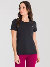Remera deportiva de manga corta en color negro, con cuello redondo y ajuste cómodo. Presenta un pequeño logo bordado en el pecho y costuras reforzadas, diseñada con tejido técnico transpirable.