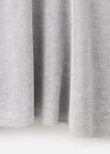 Falda midi evasé de tejido de punto fino color gris, con diseño semitransparente, tiro medio y sin cierre.