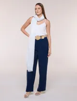 Pashmina de gasa blanca con sutil brillo metalizado, diseño rectangular de gran tamaño y terminación desflecada en los extremos.