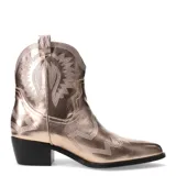Bota texana de caña baja color blanco, con costuras decorativas en relieve y taco cuadrado de madera.
