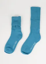 Medias negras de media caña con felpa interior, tejido grueso y puño doble que no aprieta.