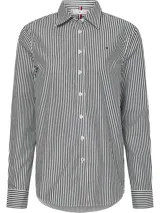 Camisa Tommy Hilfiger de corte relaxed, con estampado de rayas verticales blancas y negras, cierre con botones y logo bordado en el pecho.