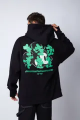 Buzo tipo canguro color negro con capucha y cordones ajustables. Presenta un pequeño estampado en el pecho con la silueta de Mickey Mouse y un detalle a cuadros en color verde.