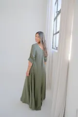 Vestido largo verde oliva de lino, con escote en V y mangas 3/4 con dobladillo.