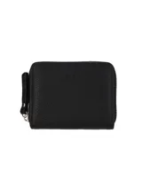 Portamonedas negro de cuero sintético con textura granulada, cierre de cremallera y una pequeña correa lateral.