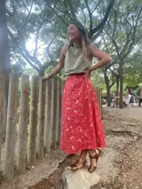 Sandalias de cuero color bronce, con diseño de punta cuadrada, taco cuadrado símil madera y tira ajustable con hebilla en el tobillo.
