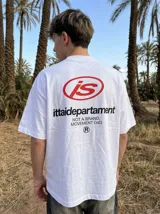 Remera blanca de manga corta y corte oversize, con estampado gráfico en la espalda en color rojo y negro con texto descriptivo.