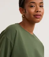 Remera cropped verde militar de algodón, con cuello redondo y mangas cortas holgadas.