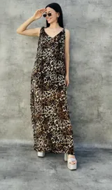 Vestido largo con estampado animal print en tonos marrones y negros, escote en V profundo en la espalda y lazo en los hombros.