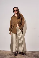 Camisa de lino y viscosa color marrón, con bolsillos frontales ojal, mangas largas y corte oversize.