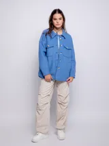 Sobrecamisa azul de paño con cuello clásico, cierre frontal con botones veteados, dos bolsillos con solapa en el pecho y dos bolsillos laterales.