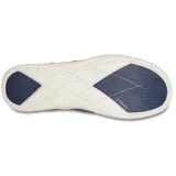 Mocasín Crocs modelo Walu Syn de estilo náutico, confeccionado en lona azul con detalles en color marrón. Presenta suela de material Croslite flexible y diseño slip-on con ojales decorativos laterales.