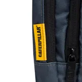 Bandolera Caterpillar Voyager Shoulder Bag de color gris oscuro, con diseño compacto de textura romboidal y correa ajustable negra. Cuenta con bolsillo frontal con cierre y parche con el logo de la marca en amarillo.