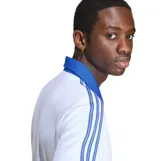 Remera polo Adidas Pinstr Jsy de color blanco con cuello y detalles en azul, y el logo de la marca en naranja en el pecho.