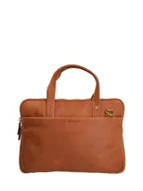 Maletín Hush Puppies modelo Th Freddie, confeccionado en cuero natural color tostado. Cuenta con un compartimento principal con cierre de cremallera, bolsillo acolchado interior para laptop, bolsillos exteriores delantero y trasero, doble asa de mano y herrajes metálicos en tono bronce.