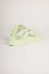 Sandalias de plataforma baja color verde claro, con tiras anchas cruzadas en el empeine y suela de goma moldeada.