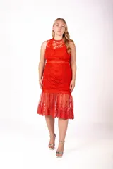 Vestido midi de encaje color rojo, con cuello redondo, sin mangas y falda con terminación de volado transparente.
