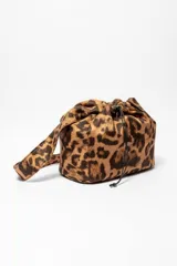 Bolso tipo cartera con estampado animal print de leopardo, con cierre de cordón ajustable y una correa lateral.