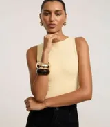 Body básico color rojo, con cuello halter, sin mangas y confeccionado en poliamida. Tiene forro en el busto.