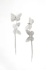 Par de caravanas colgantes plateadas con forma de mariposa y strass.