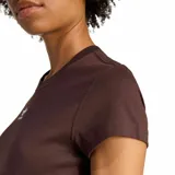Remera Adidas Essentials Slim de manga corta y cuello redondo acanalado, confeccionada en tejido de algodón suave de ajuste ceñido en color marrón, con pequeño logo del Trifolio bordado en el pecho.