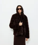 Campera puffer corta de pelo artificial marrón, con cuello alto, mangas largas y diseño de paneles horizontales.