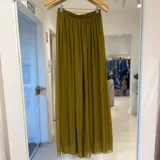 Pantalón ancho color verde militar, de tiro alto con cintura elástica fruncida y diseño fluido de corte recto.