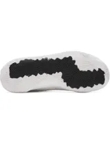 Championes de básquetbol Under Armour modelo Jet 25, con diseño en blanco y negro. Presentan una parte superior de materiales mixtos para mayor durabilidad y transpirabilidad, cuello acolchado para sujeción y entresuela Micro G® para una pisada reactiva.
