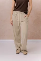 Pantalón ancho color celeste de Tencel, con cintura elástica y cordón ajustable blanco.